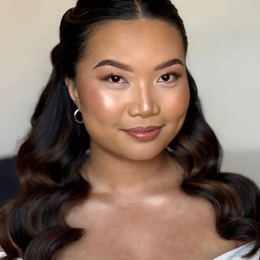 Glowing bridal makeup with soft waves by Sara Tamargo
