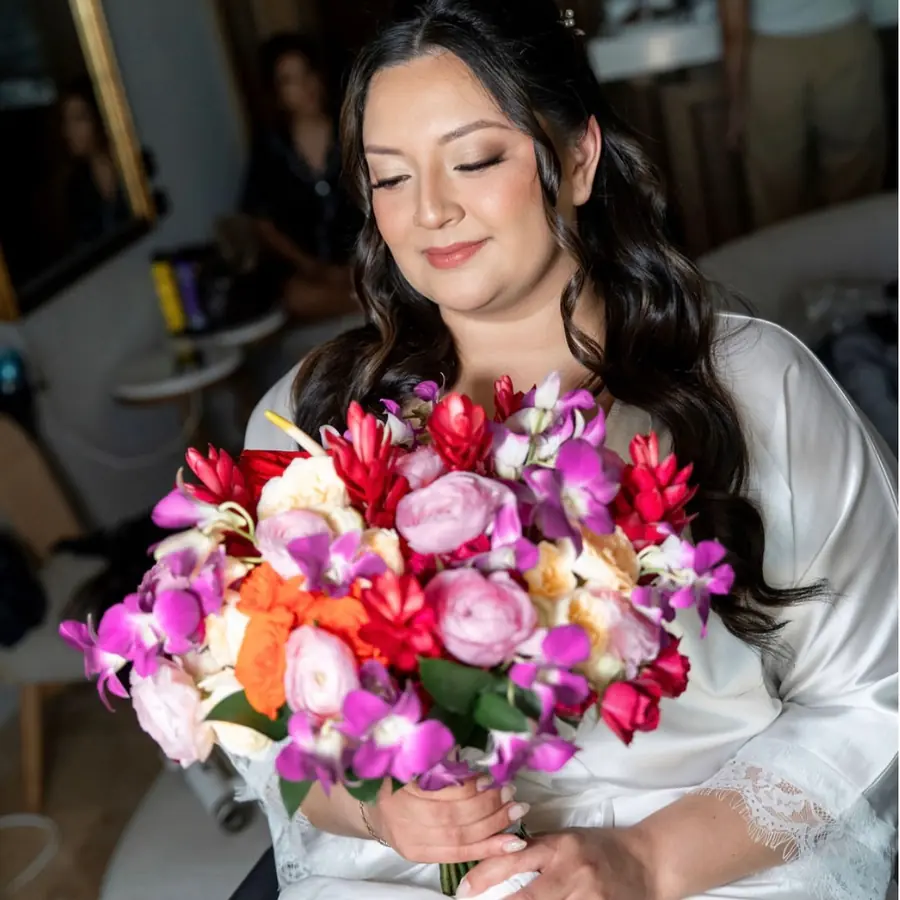 Bride Jenny with romantic waves and a colorful wedding bouquet